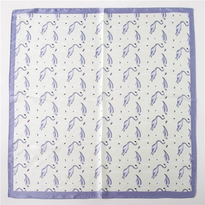 Détail d'un foulard carré en soie avec motif de flamant violet et finition satinée