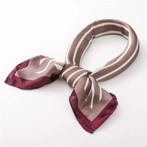 Detail eines weinrot gestreiften Seidenschals mit Satin-Textur und Knotung