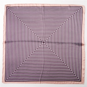 Vue détaillée d'un foulard en soie carré avec motif géométrique de lignes violettes