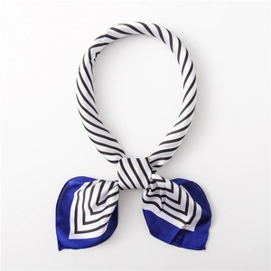 Détail d'un foulard carré en satin de soie avec rayures bleu roi et motifs en V