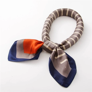 Detail eines eleganten gestreiften Seidenschals mit marineblauem und orangem Muster