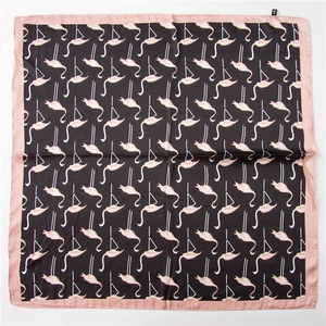 Vue détaillée du foulard carré en soie avec motif flamant rose et bordure rose élégante