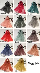 Grille de détails de foulards en soie et laine en 14 couleurs sur des cintres