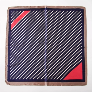 Detail eines geometrisch gestreiften Seidenschals mit marineblauem Kontrastmuster