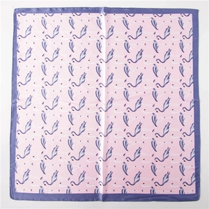 Détail d'un carré de soie rose avec motifs de flamants roses et bordure violette