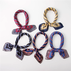 Foulards en soie à rayures colorées et fini satiné sur fond blanc épuré