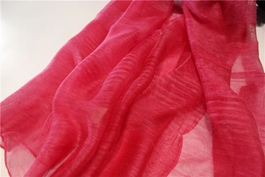Gros plan sur l'écharpe en soie et laine à tissage horizontal fin en rouge rose vif