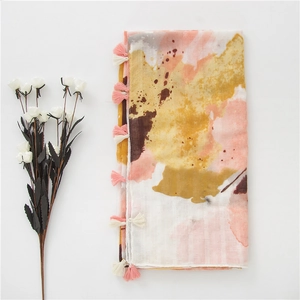 Écharpe dégradée aquarelle abstraite avec pompons et motif artistique rose et jaune