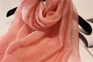 Vue détaillée du tissu semi-transparent en soie et laine avec une fine texture horizontale