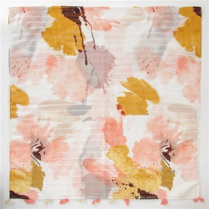 Détail d'un châle dégradé à l'aquarelle avec imprimé floral abstrait et franges