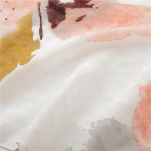 Gros plan d'une écharpe abstraite aquarelle avec texture lin et bordure effilochée