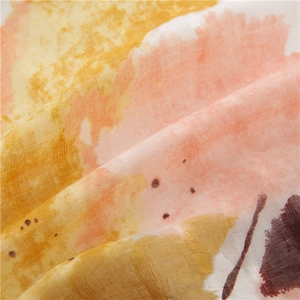 Écharpe artistique imprimée aquarelle abstraite avec des tons jaune et orange corail