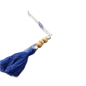Écharpe en soie bleue ethnique avec perles en bois et pompons pour châle d'été