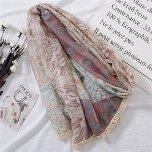 Eleganter Pashmina-Schal mit Paisley-Blumenmuster und Quasten in sanften Pastelltönen