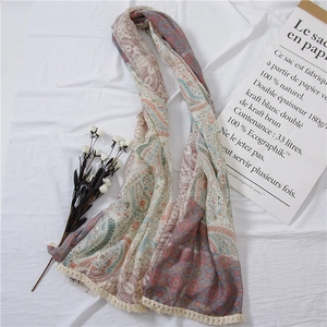 Detail eines Böhmischen Paisley-Schals mit bunten Mustern und weißen Baumwollquasten