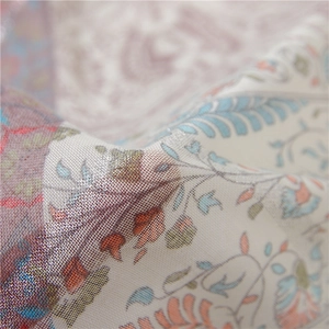 Detailansicht der lila Spitzenschal mit Blumenmuster und silbernem Metallic-Gewebe