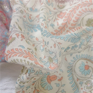 Detail von Bali-Gaze-Schal mit Paisley-Blumenmuster und silbernem Glitzer-Finish