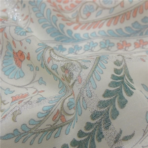 Nahaufnahme von fliederfarbenem Blumenschal mit Silberfolie und gewebter Textur