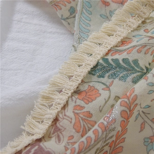 Detail von Boho-Blumenschal mit Metallic-Fäden und cremefarbener Quastenverzierung