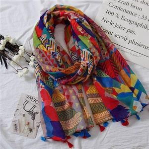 Écharpe vintage en coton et lin avec motifs géométriques colorés et finitions franges