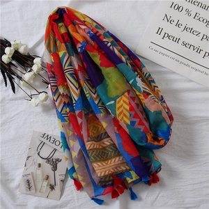 Écharpe bohème en coton et lin à imprimé géométrique coloré avec franges pour plage
