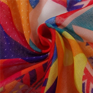 Détail du motif géométrique sur une écharpe légère en coton et lin aux couleurs vibrantes