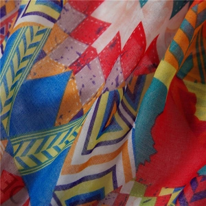 Détail d'une écharpe en coton et lin avec motifs géométriques et imprimés colorés
