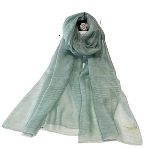 Écharpe légère en soie et laine vert d'eau pour femme avec texture gaufrée et drapé élégant