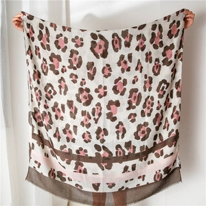 Détail de l'écharpe léopard rose et marron avec des bords à franges et un tissu léger