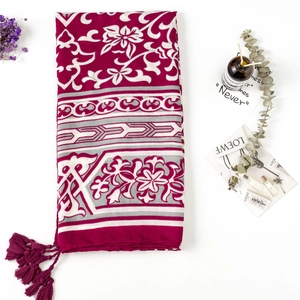 Châle bohème rose magenta à motifs floraux avec franges et design ethnique chic