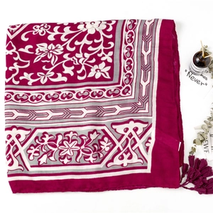 Écharpe ethnique bohème avec imprimés mandala rose rouge et glands à franges