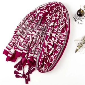 Détail du châle bohème bordeaux avec motifs floraux ethniques et bords à franges