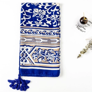 Écharpe ethnique bohème bleu marine à fleurs et pompons pour la plage et protection solaire