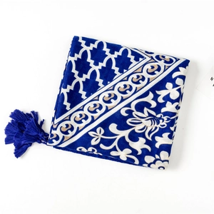 Détail d'une écharpe bohème bleu foncé avec motifs floraux ethniques et franges