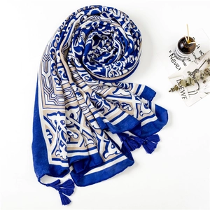 Détail de l'écharpe bohème avec motifs géométriques bleu marine et jolis pompons