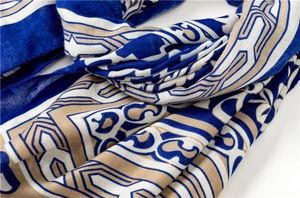 Détail d'un châle bohème avec motifs géométriques ethniques et texture en lin