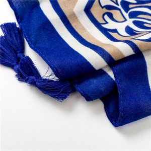 Vue détaillée du châle bleu roi à motif ethnique géométrique avec de fines franges
