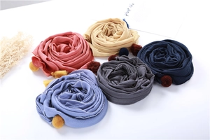 Détail de foulards en coton lin pour enfants avec pompons et franges douces