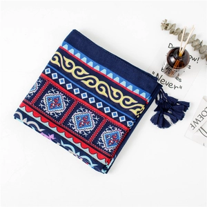 Vue détaillée de dessus du foulard imprimé bohème bleu marine avec des glands