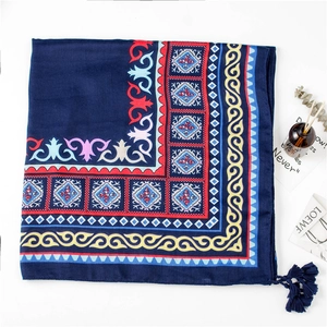 Écharpe ethnique bleu marine avec motifs géométriques colorés et pompons à franges