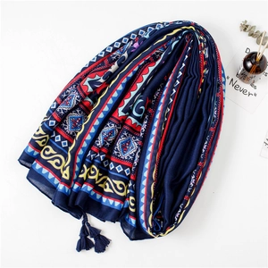 Châle bohème bleu marine à imprimé ethnique avec pompons pour protection solaire