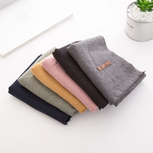 Morbide sciarpe bimbi in cashmere in sei colori vivaci con frange e etichette in pelle