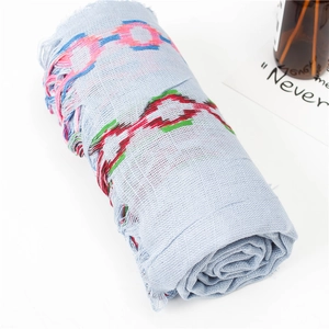 Linen cotton scarf with geometric pattern and tassel fringe in light blue tones
