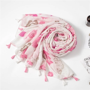 Écharpe en lin rose à imprimé papillons et fleurs avec franges sur fond blanc