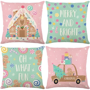 Vierteiliges Set Weihnachts-Kissenbezüge mit Lebkuchenhaus und festlichen Motiven