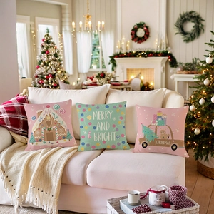 Drei Weihnachts-Kissenbezüge mit Lebkuchenhaus und festlichen Motiven auf dem Sofa