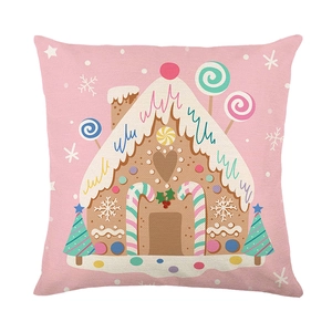 Rosafarbener Kissenbezug mit Lebkuchenhaus und weihnachtlichem Süßigkeitenmuster