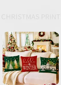 Detail van kerstkussenslopen met boom- en vintage truckprints op een zachte bank