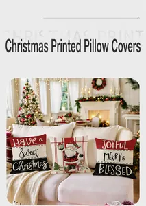 Trois housses de coussin de Noël festives sur un canapé blanc avec lumière de fête
