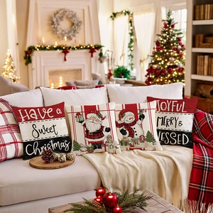 Lot de 4 housses de coussin de Noël avec Père Noël et bonhomme de neige sur un canapé
